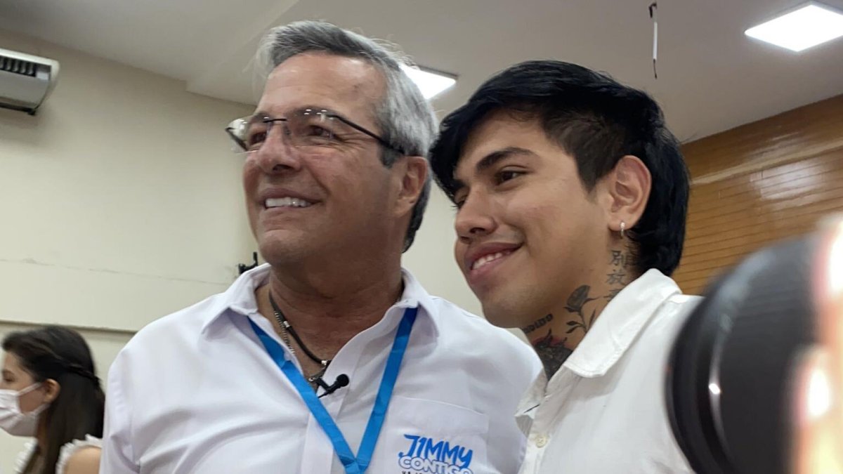 El joven posó junto al precandidato a la alcaldía de Guayaquil Jimmy Jairala en la firma de las candidaturas ante el CNE