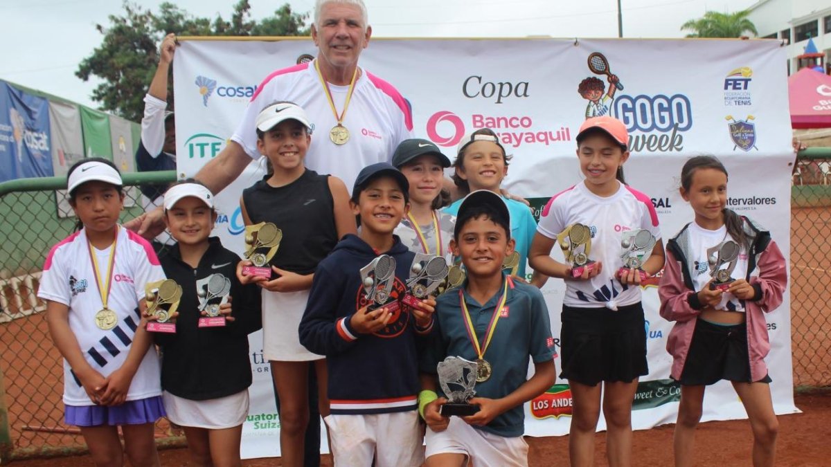 Los finalistas, tanto en singles como en dobles, se adjudicaron trofeos de la organización.