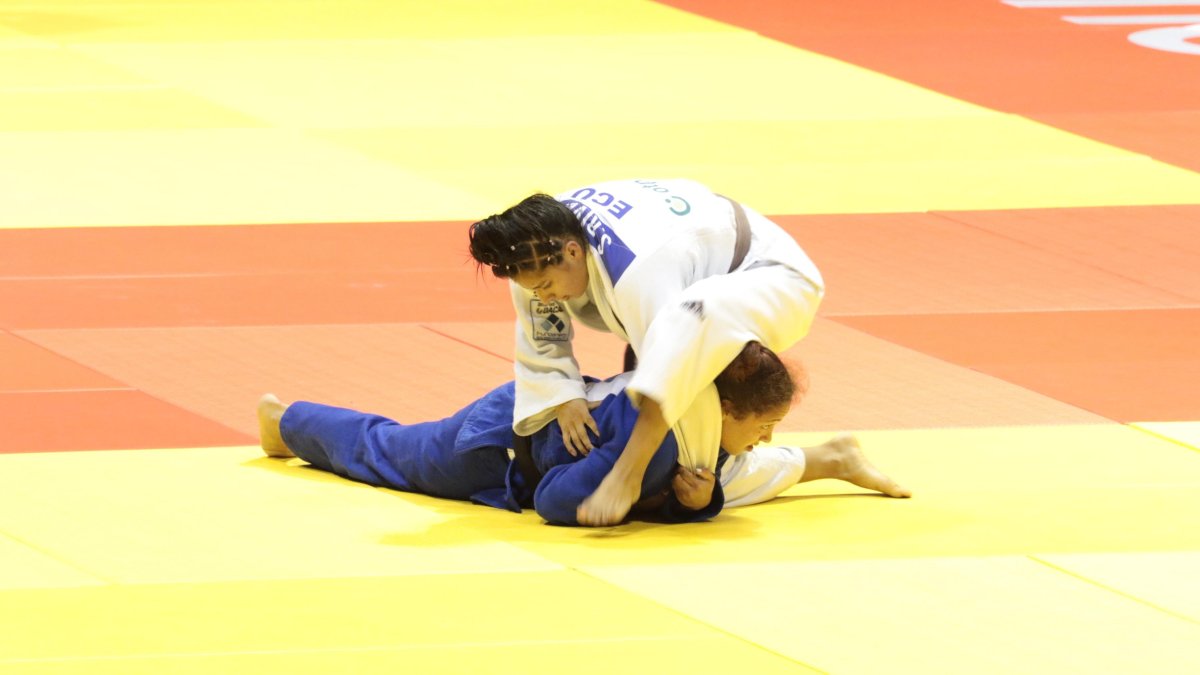 Scheccid Rivera (blanco) fue una de las primeras tricolores en competir en la división -52 kg.