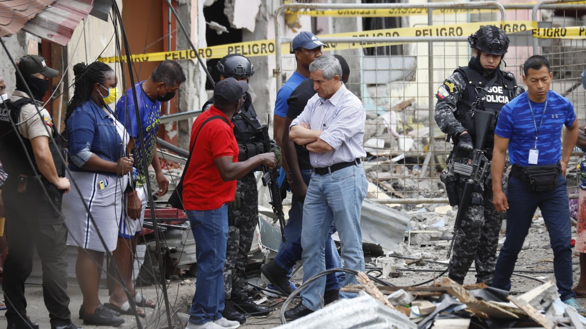 El ministro del Interior, Patricio Carrillo, recorrió ayer la zona cero del atentado con bomba que mató a cinco personas, hirió a una veintena de vecinos y que dañó varias viviendas, en el sector Cristo del Consuelo, en el sur de Guayaquil.