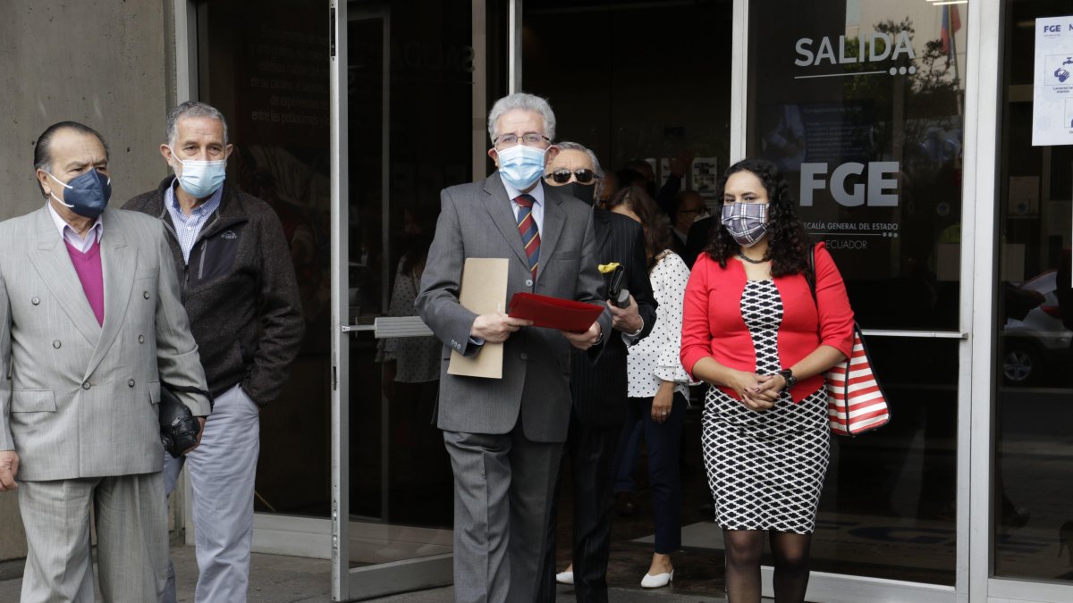 Germán Rodas junto a demás miembros de la Comisión de Anticorrupción..