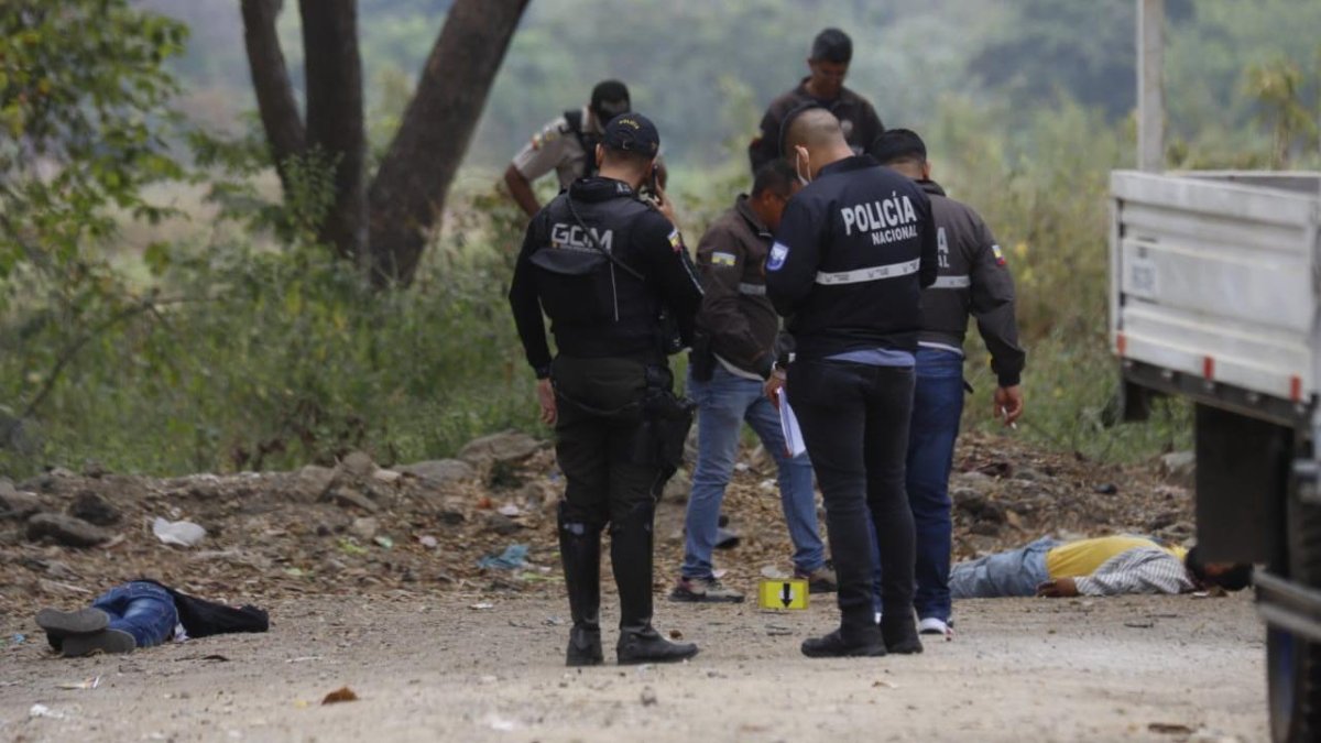 Algo que se pudo conocer en la zona fue que, además, los asesinos dejaron una nota escrita en un papel, junto al cadáver del adulto.