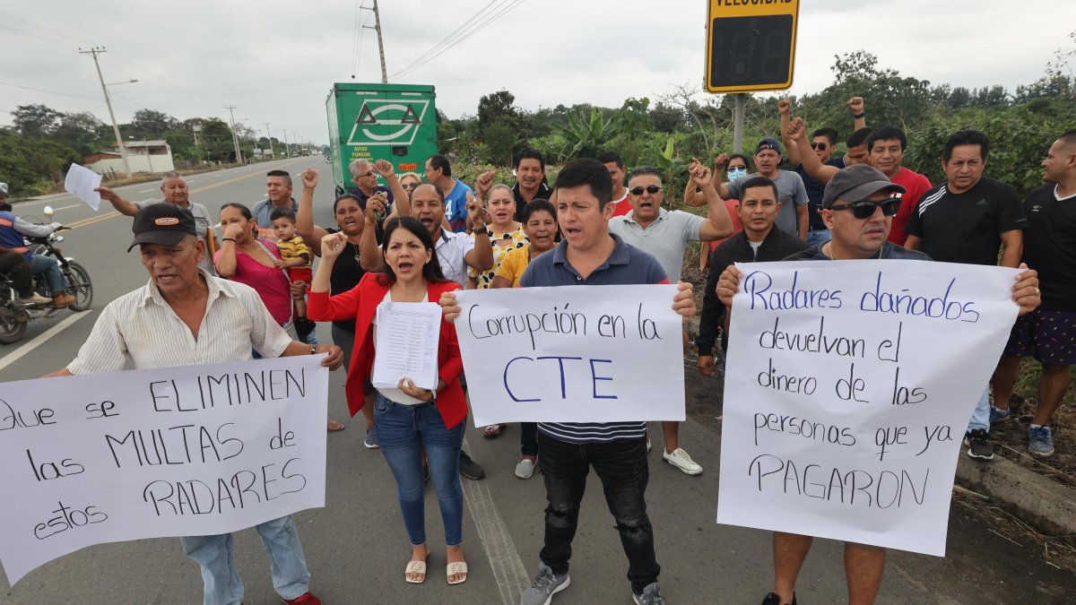 1. Protesta. Medio centenar de perjudicados se tomaron la vía de Puerto Inca y con carteles y gritos se manifestaron