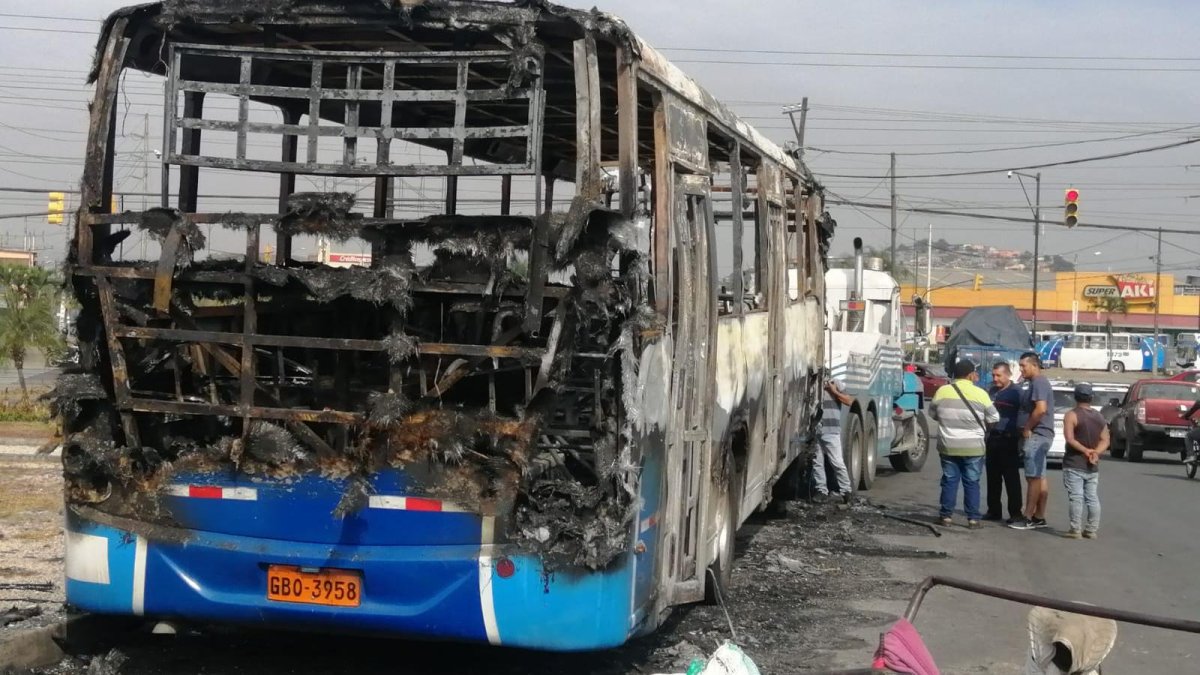 Al sitio del suceso llegó una grúa para trasladar el vehículo a otro lugar.