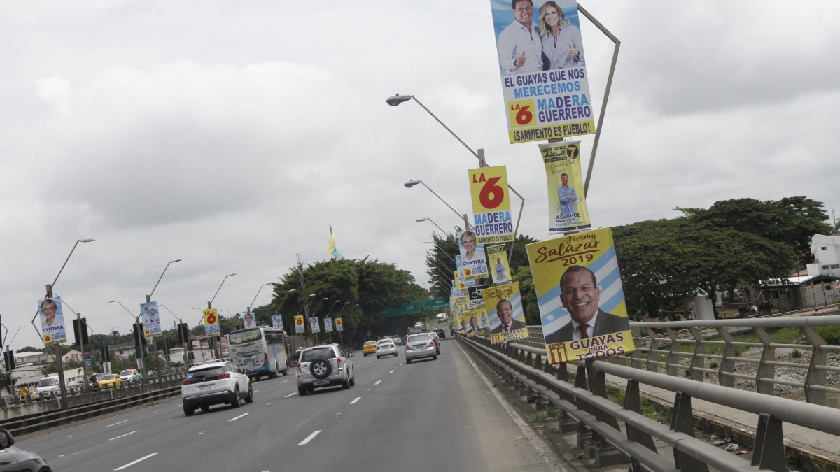 Imagen para referenciar el tipo de propaganda electoral con la que se promociona el rostro de candidatos. Muchos de ellos han llegado a la política por su popularidad en espacios mediáticos.