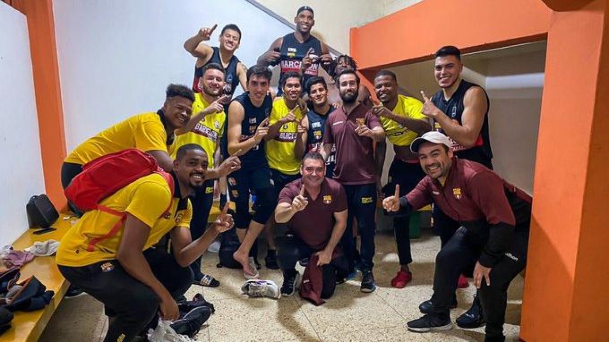 Parte del cuerpo técnico y jugadores de Barcelona luego del último cotejo.