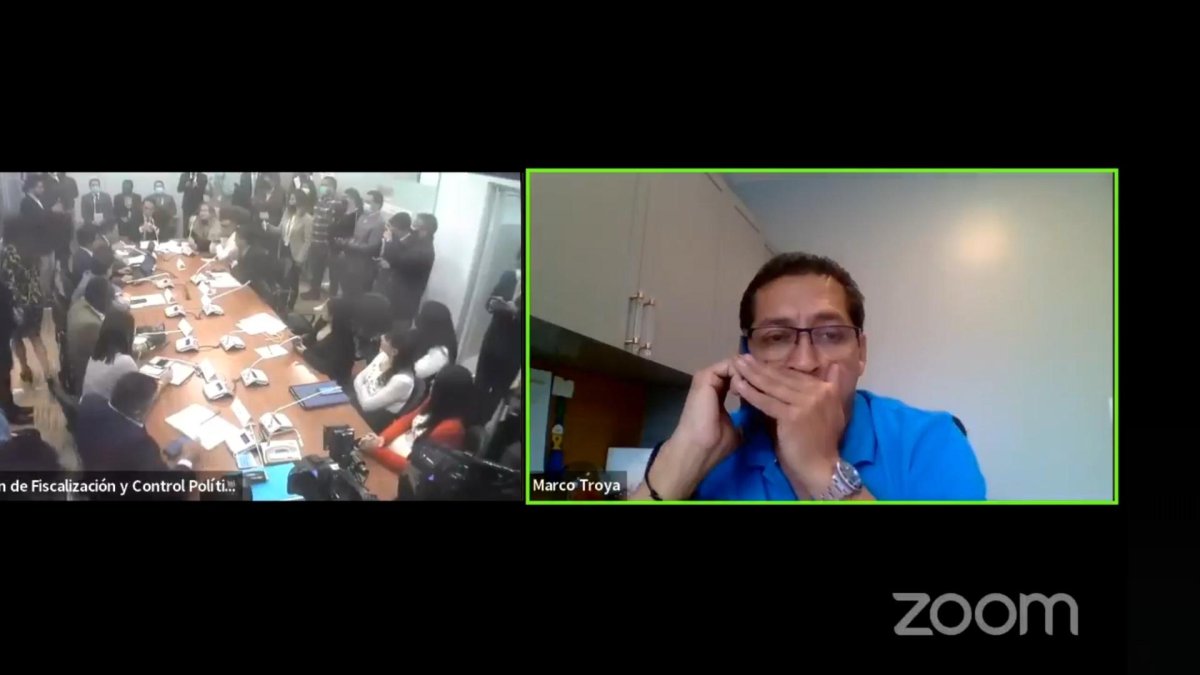 El asambleísta Troya habla por teléfono en medio de la votación del informe de juicio político a la Judicatura.