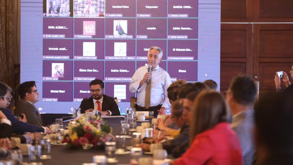 El secretario de Comunicación, Leonardo Laso (con el micrófono), junto con el secretario Pozo.