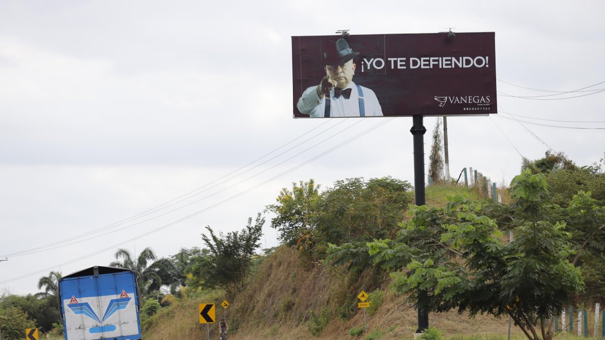 Caso. Antes de llegar a Cerecita, en vía a la costa, está una valla con la imagen de Vanegas en la que no se lee el nombre de la empresa y número de contrato.