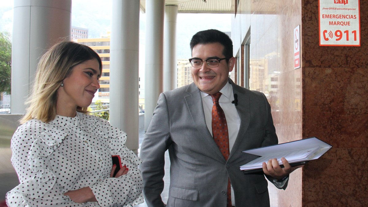 Entrega. Jhossueth Almeida, subsecretario de Asuntos Regulatorios de la Presidencia (d), entregó el veto en la Asamblea.