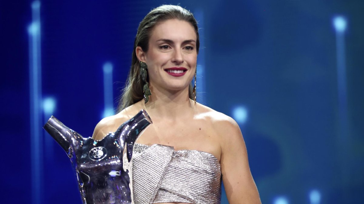 Alexia Putellas reacciona tras recibir el premio a la mejor jugadora de Europa durante el sorteo de la fase de grupos de la UEFA Champions League 2022/23.