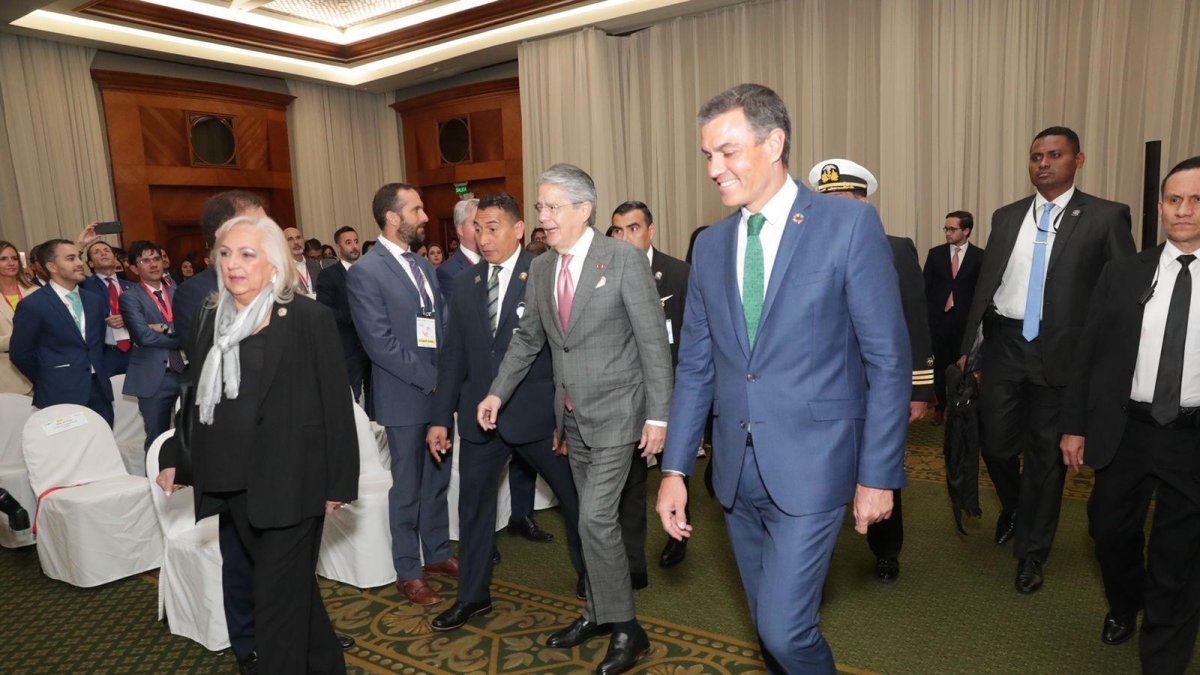 El presidente de Ecuador, Guillermo Lasso, y el mandatario de España, Pedro Sánchez, en Carondelet, Quito.