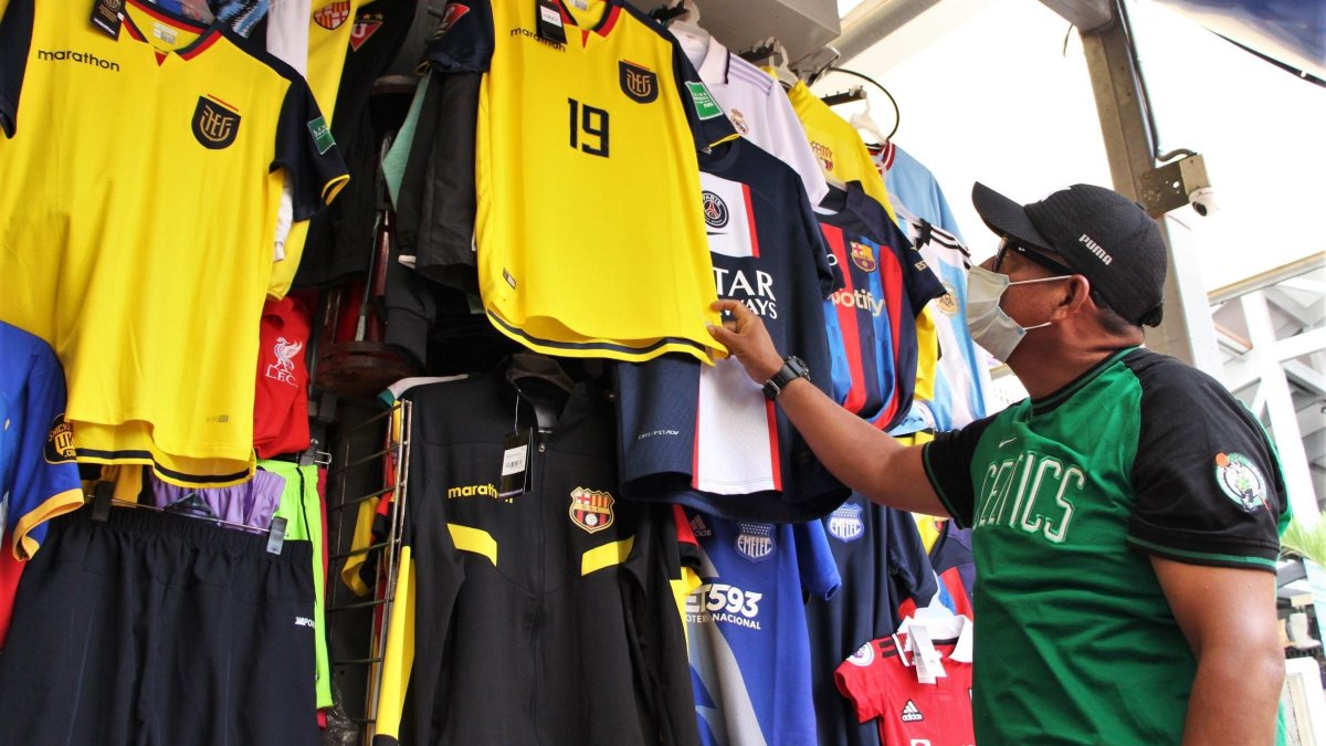 Aficionado nacional aprovecha el ‘remate’ de la antigua camiseta de la Tri en la Bahía.