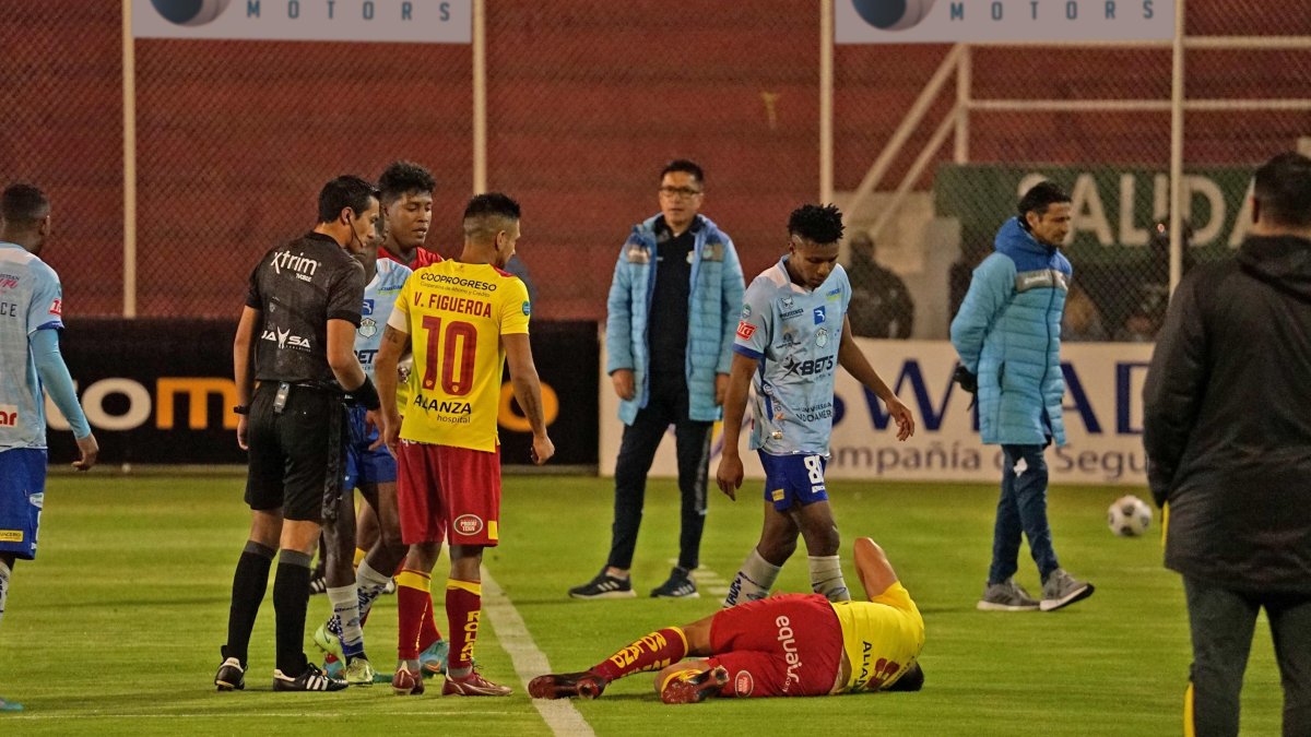 El árbitro central, Álex Cajas fue víctima de algunas agresiones en el duelo Macará vs. Aucas.