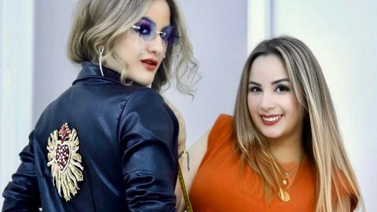 Mar Rendón y la diseñadora de moda.