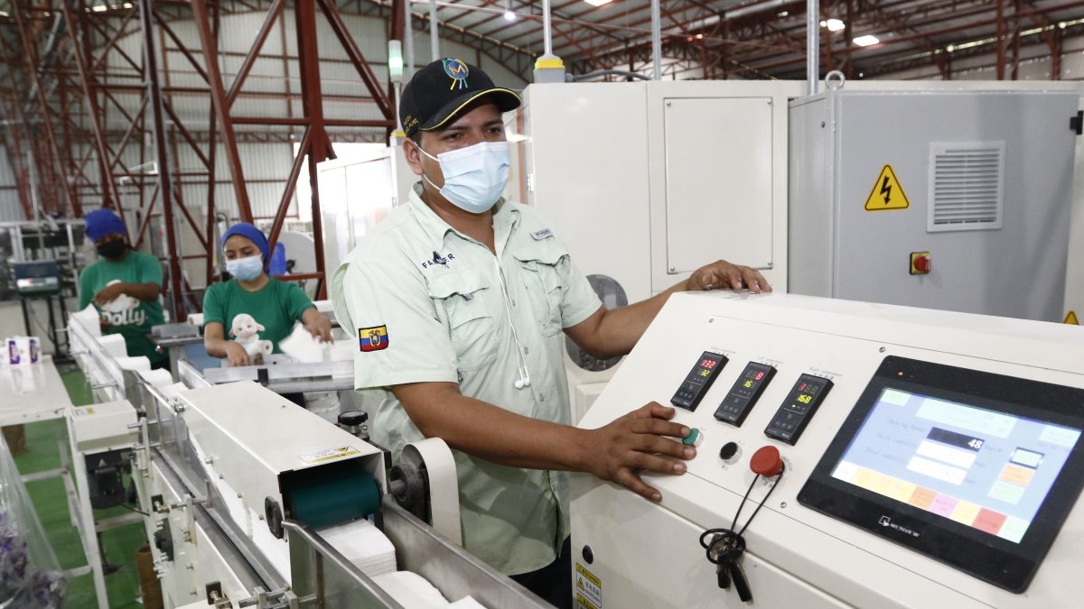 Industria.- Las materias primas importadas están más caras por la inflación mundial que existe y eso influye en los productos que se elaboran en el país.