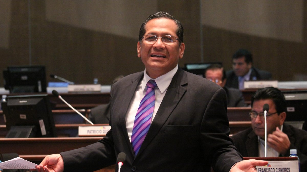 El asambleísta Luis Almeida en una sesión del pleno.