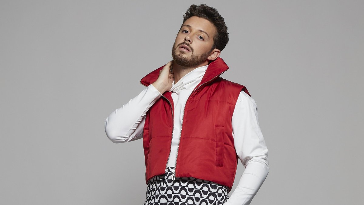 Radica en Argentina. También es actor.