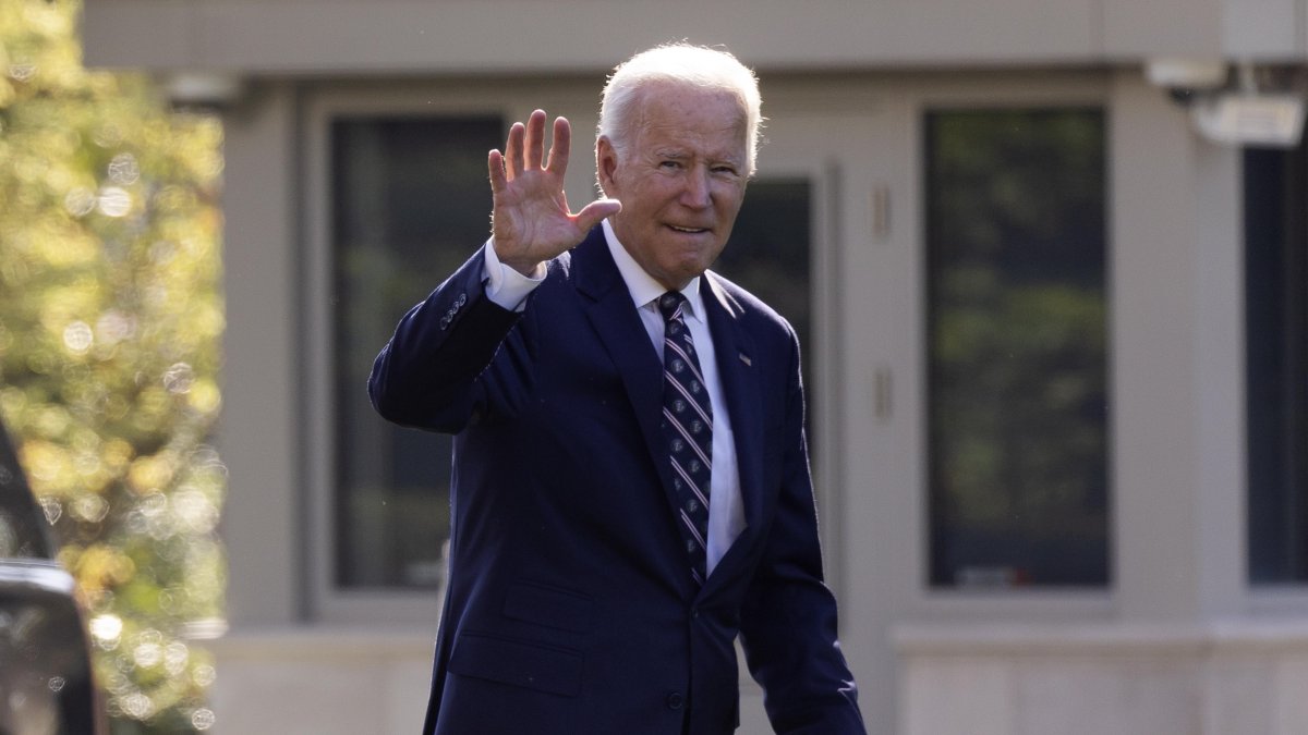 El presidente de Estados Unidos, Joe Biden, saluda mientras camina en el Jardín Sur de la Casa Blanca, en Washington (EE.UU.), este 9 de septiembre de 2022.