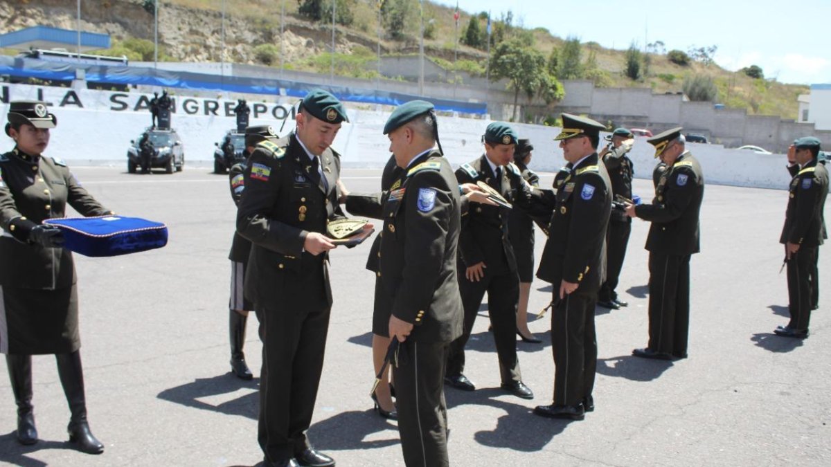 Acto. El comandante de la Policía, Fausto Salinas, condecoró a uno de los heridos durante actuaciones policiales.