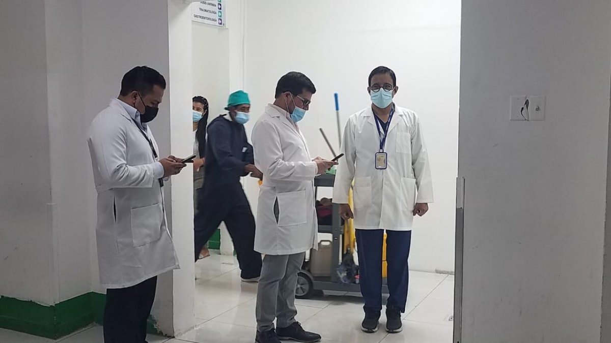 El Dr. Francisco Pérez (centro), nuevo gerente general del Hospital Teodoro Maldonado Carbo, del IESS, durante un recorrido por la institución.