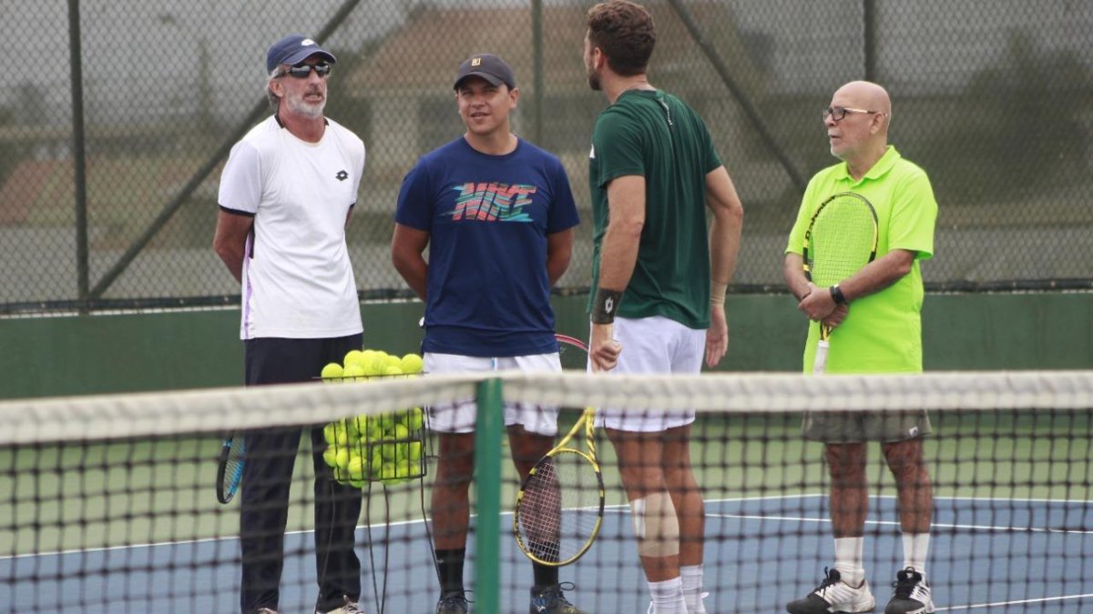 Raúl Viver (i) supervisa el trabajo de los seleccionados en Salinas.