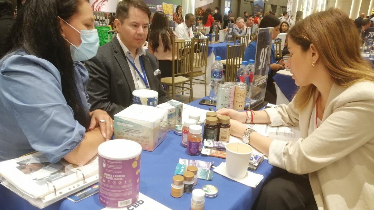 Medicina. Momentos en que exportadores ecuatorianos explican las bondades de los productos elaborados con cannabis.