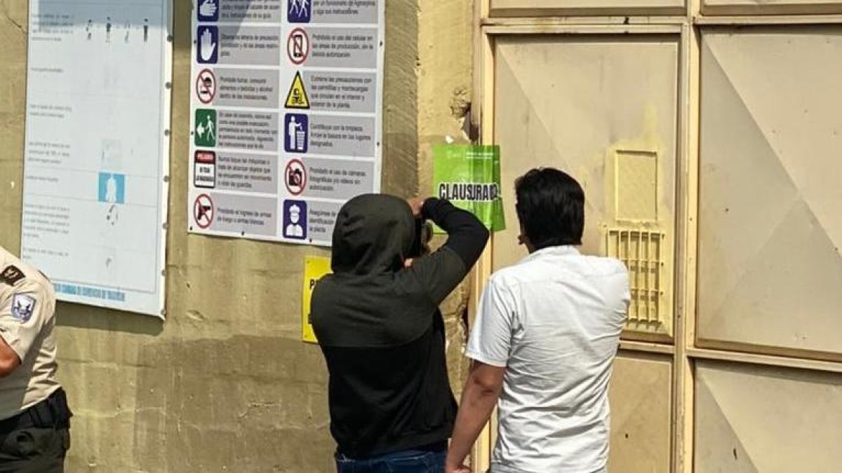 Acción.- Momentos en que la autoridad pone el sello de clausura en una piladora, en Yaguachi.