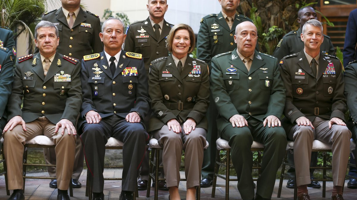 La jefa del Comando Sur de los Estados Unidos, Laura Richardson (c), posa para una sesión de fotos junto a oficiales Generales de varios países de América, durante la  'SouthDec 2022'.