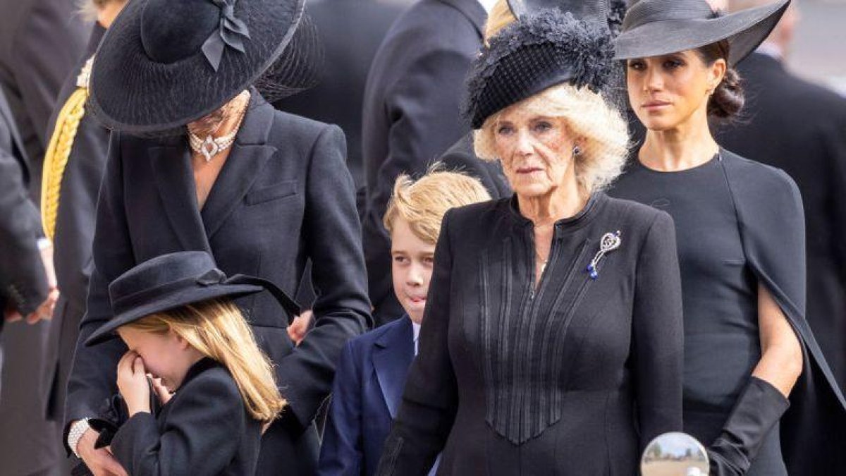 La pequeña princesa fue consolada por su progenitora.