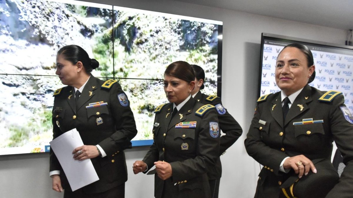 Funciones. Irany Ramírez (i) asumió la dirección de la Escuela Alberto Enríquez Gallo, ubicada en Pusuquí.