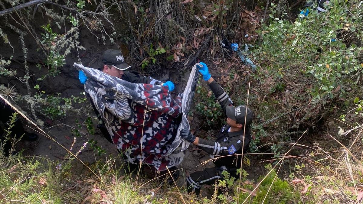 Agentes de la Policía levantan los indicios y realizarán pericias para determinar la identidad de los restos.l