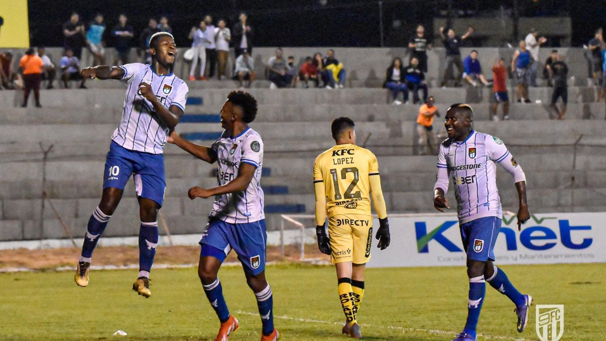 9 de Octubre festejó la victoria ante Independiente en Los Chirijos de Milagro.