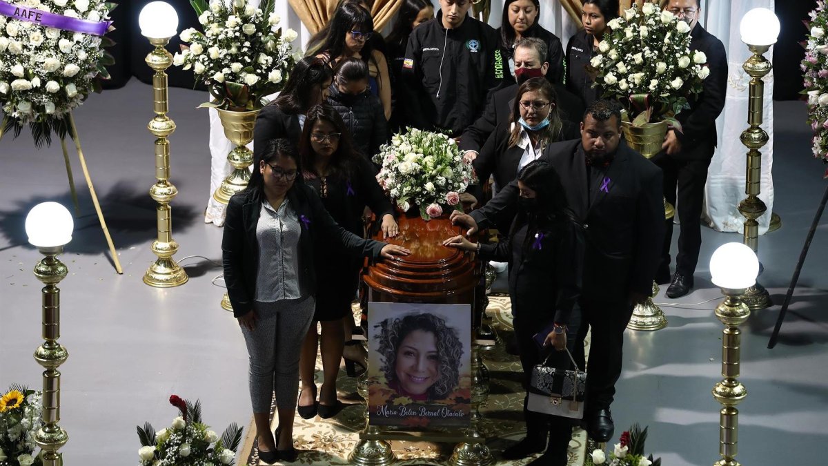 Familiares y amigos asisten al velorio de la abogada María Belén Bernal, en el Teatro Universitario en Quito (Ecuador).