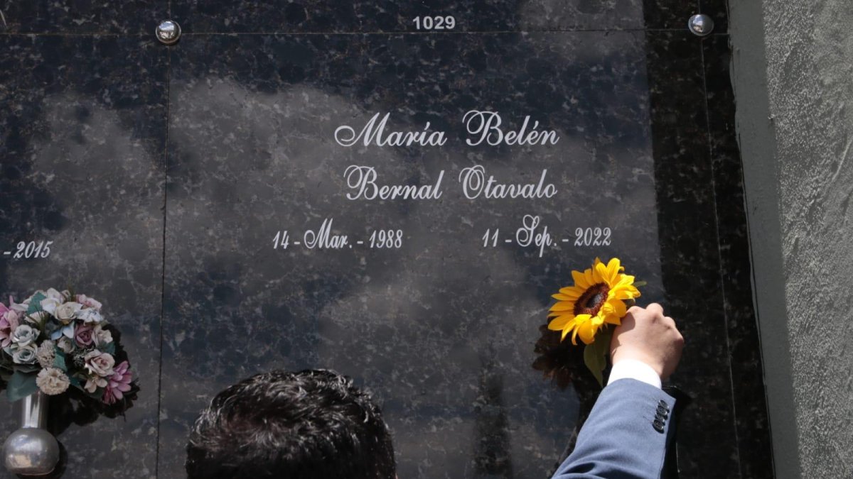 Los restos de María Belén Bernal descansan en el camposanto Monteolivo, norte de Quito.