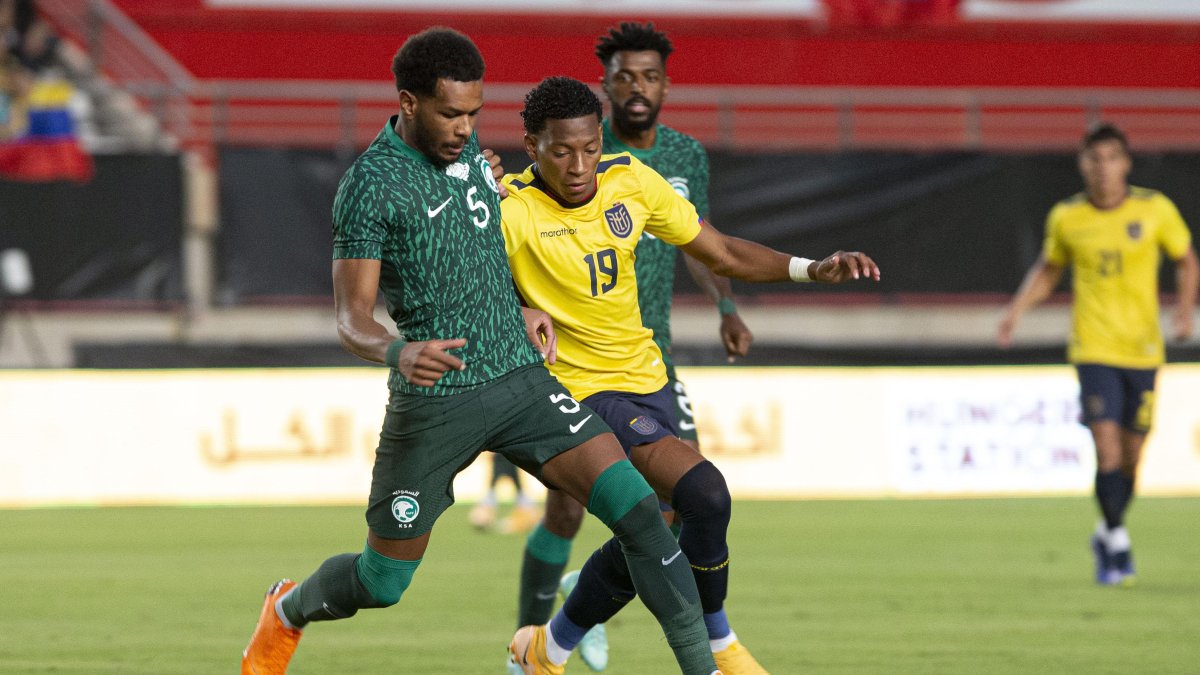 La Tricolor no pudo abrir el cerrojo árabe en el primer tiempo, a pesar de ser algo superior.