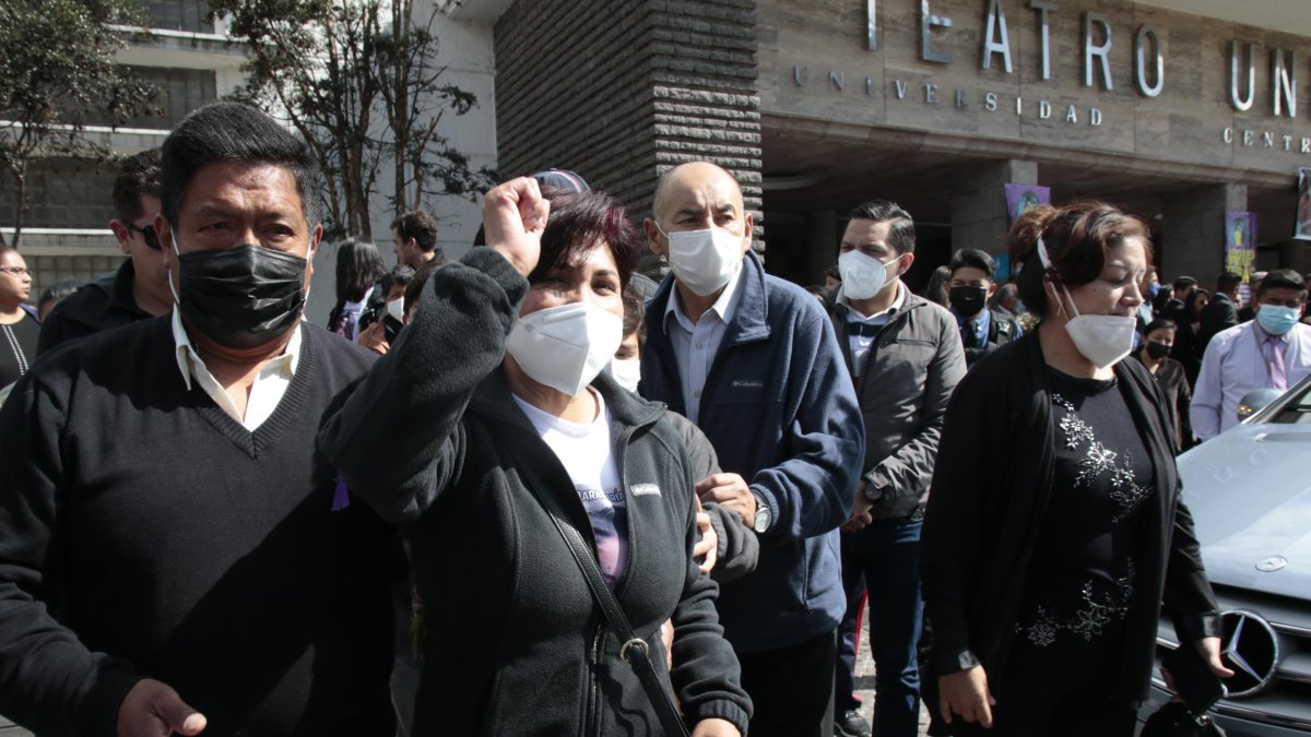 Elizabeth Otavalo, madre de María Belén Bernal, acompañó el féretro de su hijo hasta el camposanto Monteolivo en  Quito. 