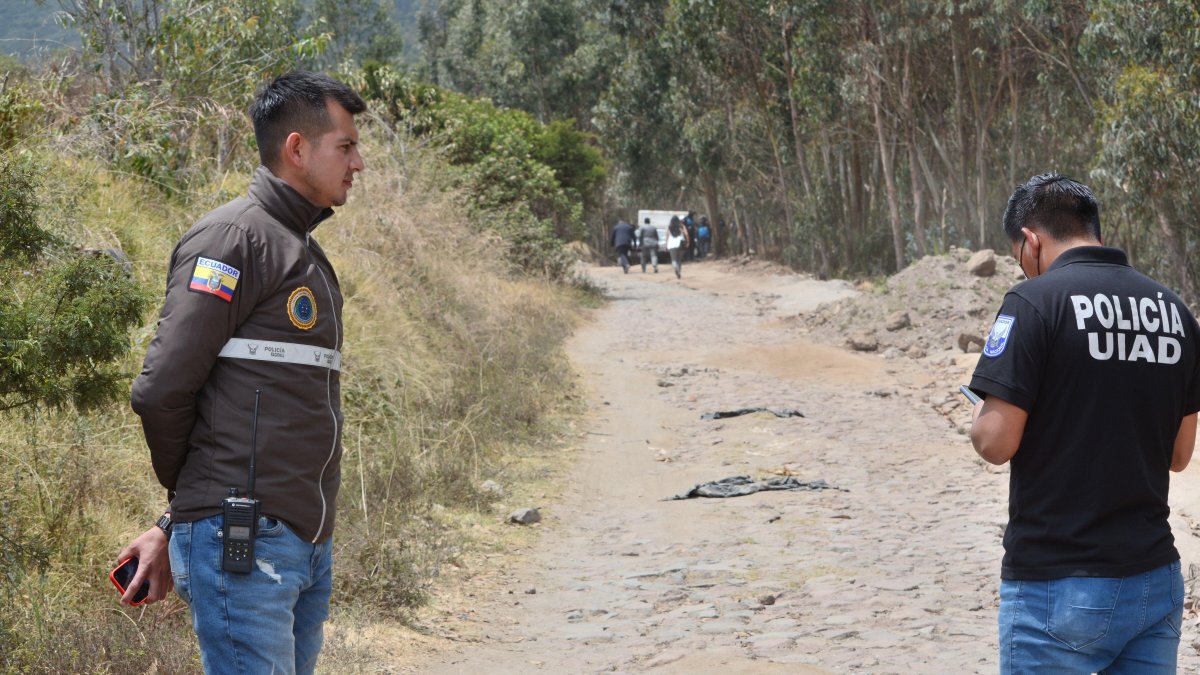 Dos oficiales de Policía aguardan en una parte del cerro Casitagua, donde fue hallado el cuerpo de Bernal.