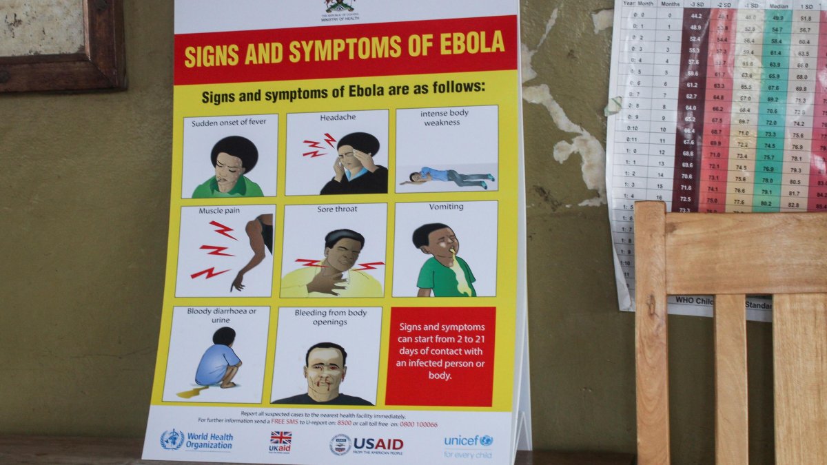 Fotografía de archivo de un letrero de concienciación sobre el ébola en el hospital de Bwera, una ciudad fronteriza cerca de la República Democrática del Congo en el oeste de Uganda.