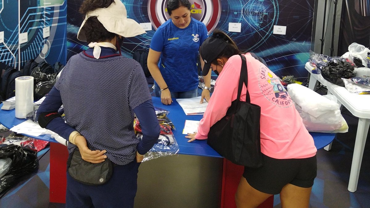 La golfista Kitty Hwang Choi retiró ayer la maleta con la indumentaria para Asunción.