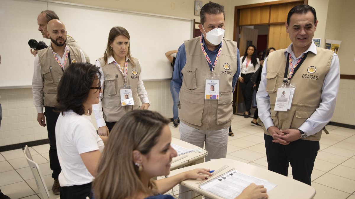 Observadores de misión de la OEA visitan centro de votación en Brasilia