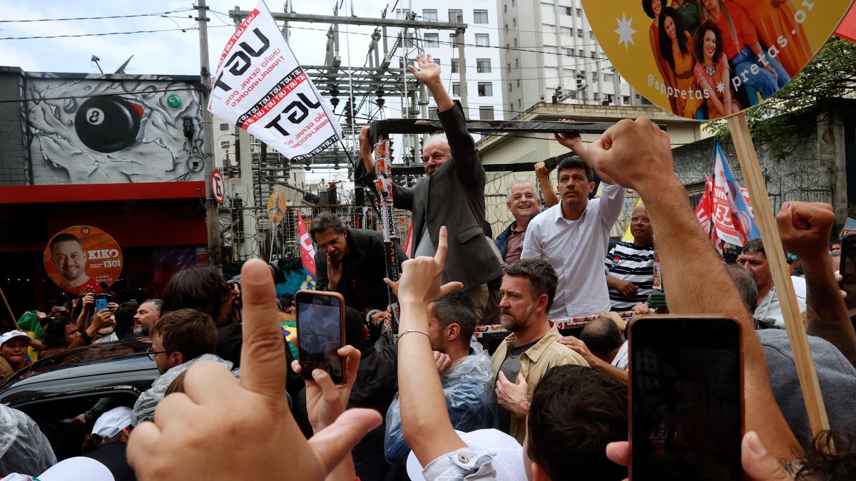 El expresidente de Brasil y actual candidato a la Presidencia, Luiz Inácio Lula da Silva, saluda a sus simpatizantes durante un recorrido