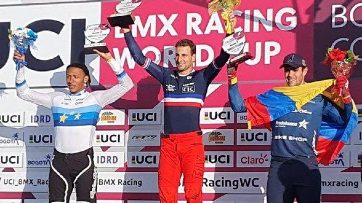 El cuencano (d) junto a los líderes de la competencia Élite.