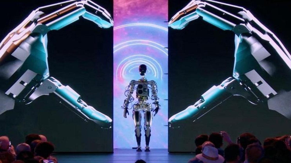 Elon Musk presenta a Optimus un robot con aspecto humanoid.e