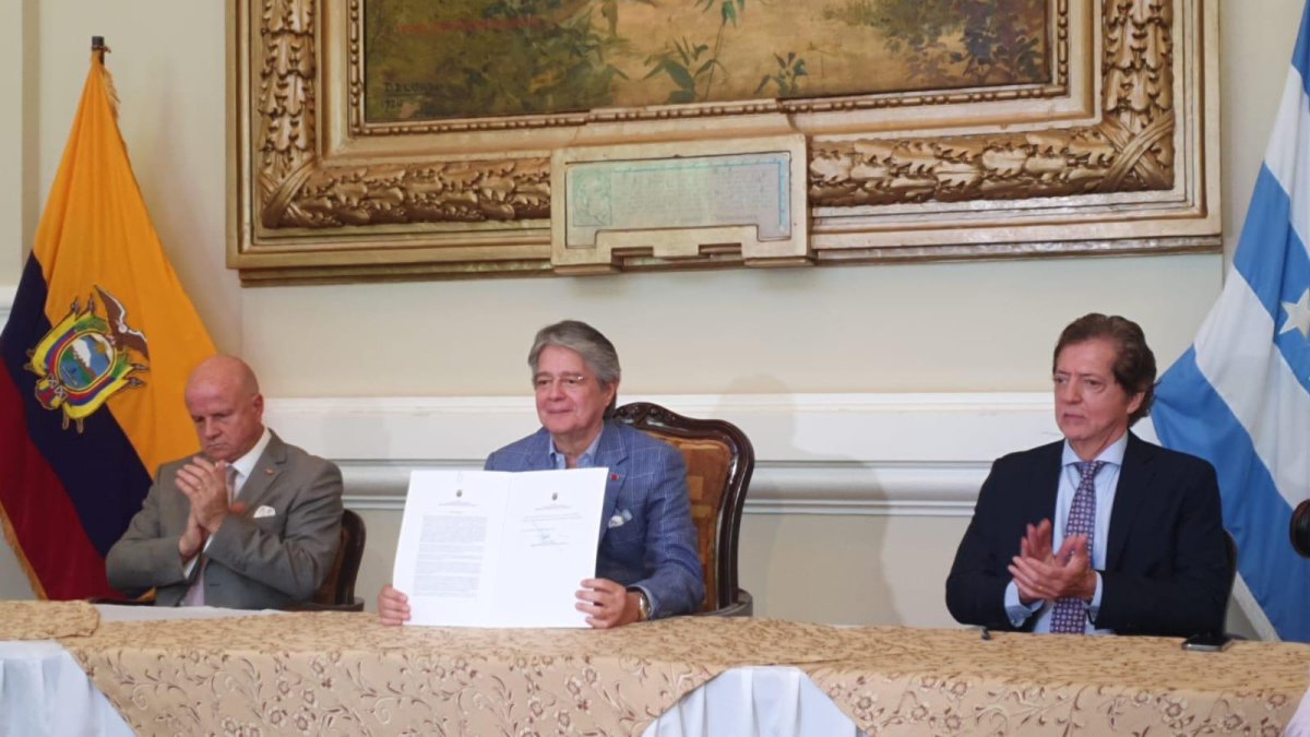 El presidente Guillermo Lasso firma decreto para viabilizar procesos represados en el Instituto Ecuatoriano de Seguridad Social.
