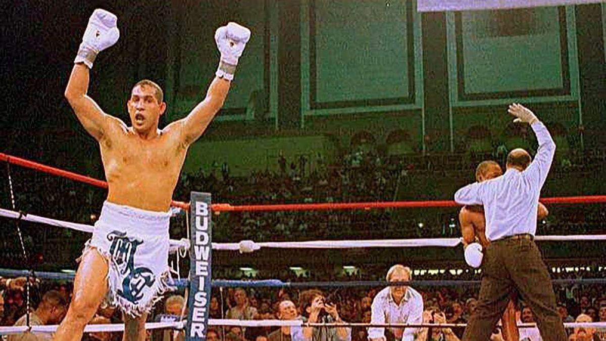 Héctor Camacho celebra tras vencer a 'Sugar' Ray Leonard en 1997