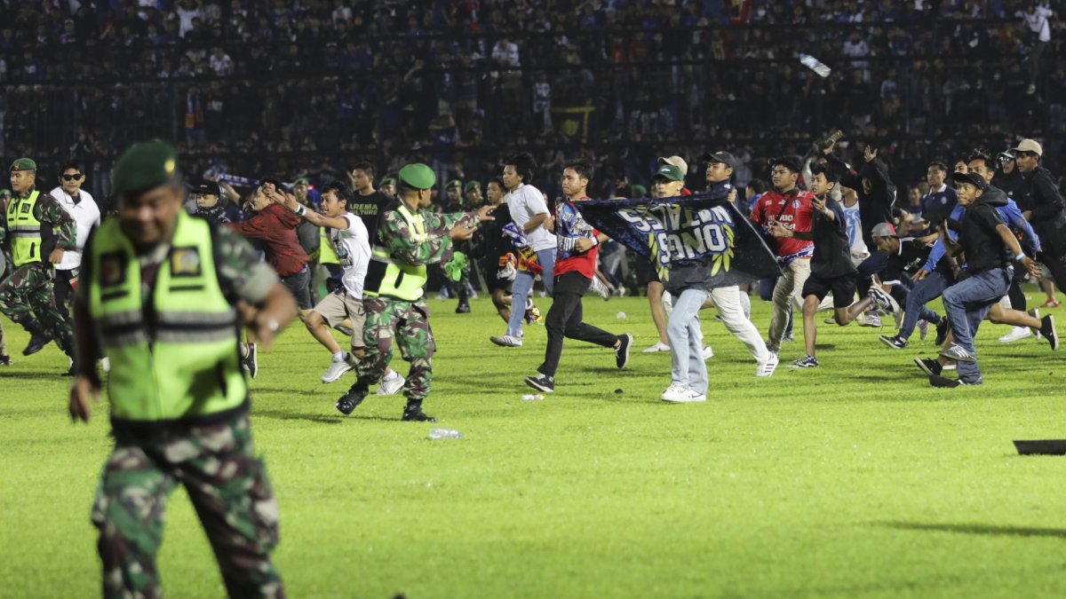 Hinchas del Arema y el Persebaya Surabaya fueron los protagonistas de los desmanes el sábado 1 de octubre.