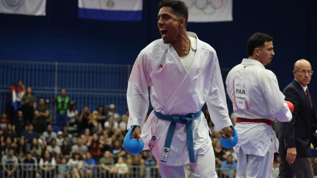 El karateca tricolor celebra tras vencer en la final al paraguayo Jesús Orlando Servin.