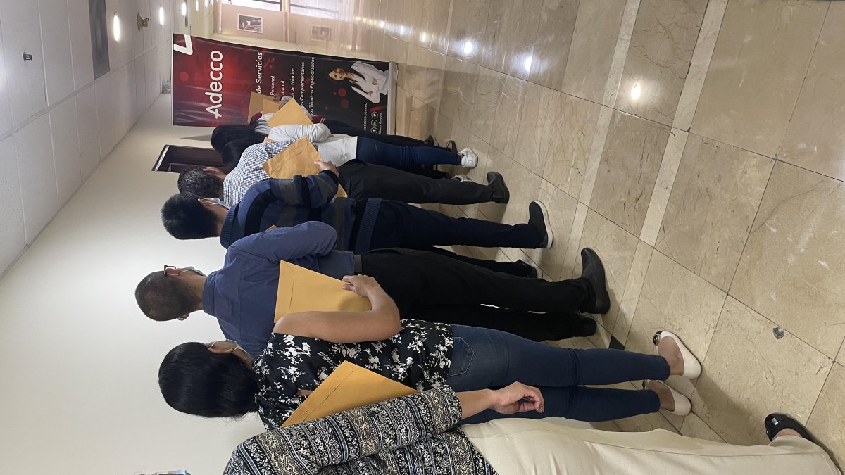 Entrevista.- Personas que hacen fila para entregar su hoja de vida y tener la entrevista para ser contratado en una empresa.