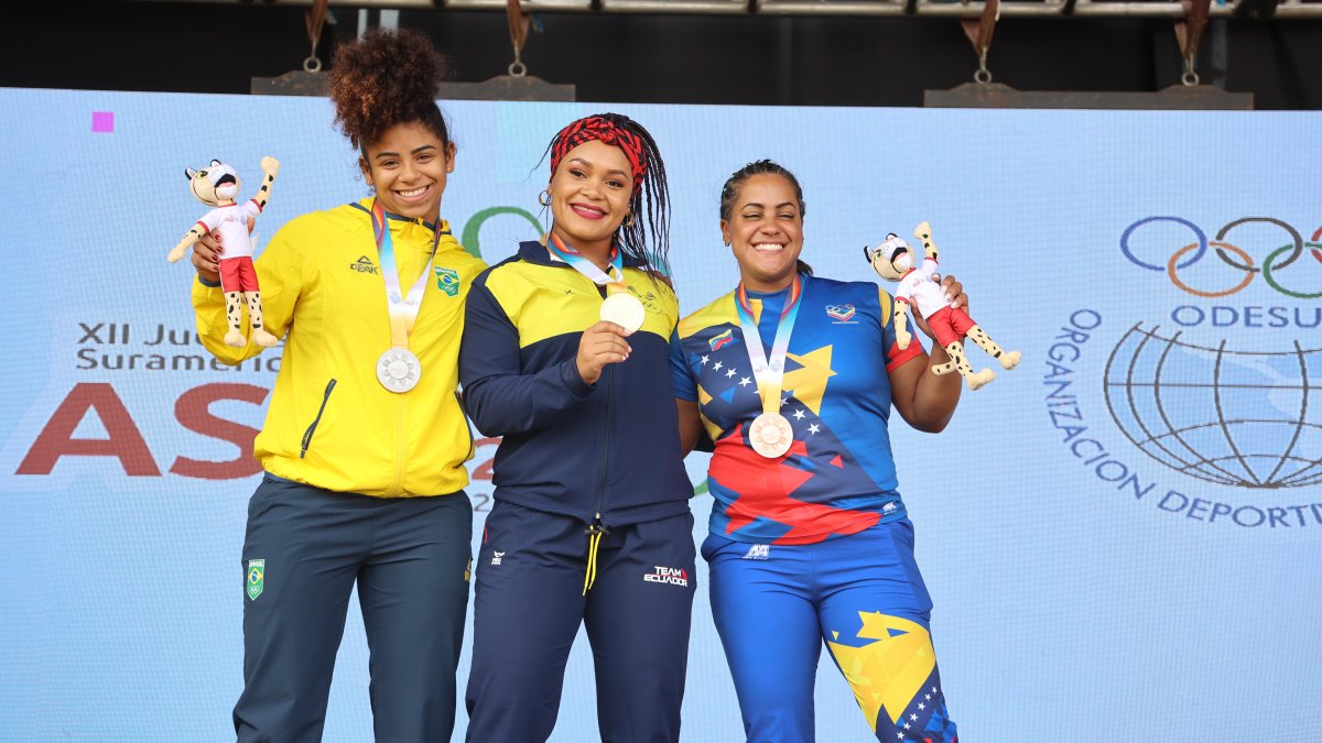 La medallista olímpica Neisi Dajomes va bien en el cambio de 76 a 87 kg: oro y récord regional.